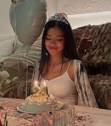 Vhs Camera, 17 Doğum Günü, 17. Geburtstag, Cute Birthday Pictures, Birthday Babe, Cute Birthday Ideas, Sixteenth Birthday, 19th Birthday, Birthday Posts