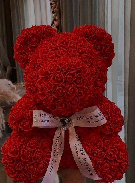 Lovely Rose Teddy Bear - Handcrafted artificial roses, exquisite workmanship and lovely appearance combine in this cute and thoughtful Valentine’s Day gift. Bring a sweet smile to a birthday, anniversary, Valentine’s Day, Mother’s Day. Impress the one you love. Bear Roses, Teddy Bear Template, Rose Teddy Bear, Bear Baby Shower Theme, Bear Candle, How To Make Rose, Teddy Day, Teddy Bears Valentines, Rose Bear