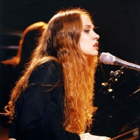 Fiona Apple Black And White, Fiona Apple, Mazzy Star, Long Red Hair, Women In Music, I'm With The Band, Music People, Icon Collection, Long Red