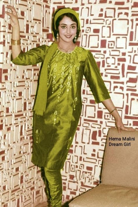 Indian 60s Fashion, 60s Indian Fashion, Retro Day Outfits Bollywood, Retro Looks Women Outfits Bollywood, Bollywood Costume Ideas, Retro Bollywood Theme Party Outfit, Indian Retro Outfits, Retro Fashion 70s Indian, 60s Bollywood Fashion