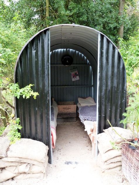 Anderson Shelter, Ancient Oil Lamp, Air Raid Shelter, Fallout Shelter, Garden Ideas Cheap, Survival Shelter, Air Raid, School Garden, Nature Garden