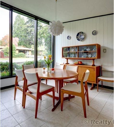 1951 Time Capsule house in Portland, OR. Beautiful MCM architecture and design! Love this website, all things retro! http://retrorenovation.com Time Capsule House, Modern Dining Area, Capsule House, Mid Century Dining Room, Mid Century Modern Dining Room, Retro Renovation, Mid Century Modern Interiors, Mid Century Modern Dining, Mid Century Dining