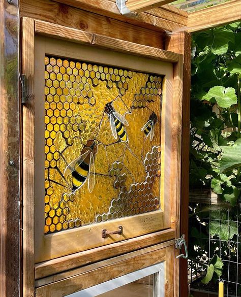 Bumble Bee Mosaic, Bee Mosaic, Patio Extension, Butterfly Mosaic, Mosaic Garden Art, Glass Rocks, Mosaic Ideas, Box Diy, Mosaic Garden