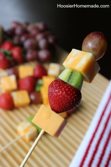 Kabobs For Party, Fruit Kabobs For Party, Cheese Kabobs, Fruit Kabob, Lunchbox Kids, Healthy Afternoon Snacks, Easy Lunch Boxes, Fruit Kabobs, Fruit Party