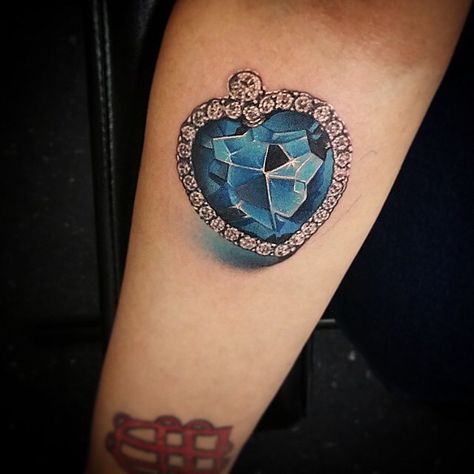 Titanic Heart Locket tattoo by @chris_tat2 at @scumbagstattoos in El Paso, TX #christat2 #chrissteady #scumbagstattoos #elpaso #texas #titanic #titanicheartlocket #titanictattoo #heartlocket #heartlockettattoo #tattoo #tattoos #tattoosnob Heart Of The Ocean Tattoo, The Ocean Tattoo, Titanic Tattoo, Heart Locket Tattoo, Tattoo Diamond, Tattoos For Her, American Traditional Sleeve, Locket Tattoos, Diamond Tattoo