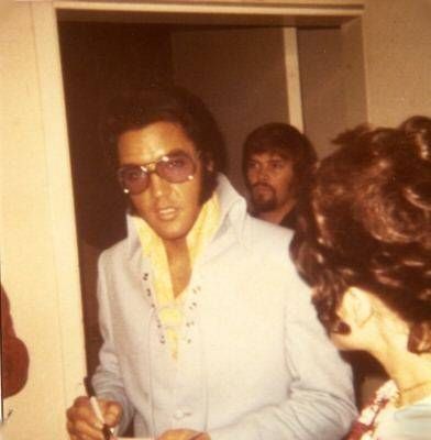 Elvis backstage International Hotel August 1970 Alicia Davis, International Hotel Las Vegas, Elvis Fashion, Elvis 70s, Have A Wonderful Thursday, Elvis Tcb, Wonderful Thursday, Elvis Cd, Elvis Collectors