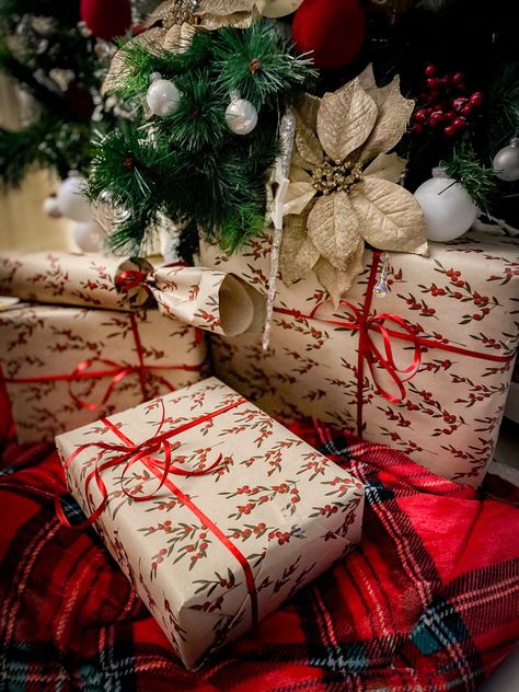 #christmas #gifts #christmasgifts #tartan #decor #christmasdecor Tartan Decor, Butterfly Photography, Beautiful Butterfly Photography, Vintage Christmas Gifts, Christmas Themes Decorations, Vintage Gifts Ideas, Candy Christmas, Candy Christmas Decorations, Wrapping Ideas