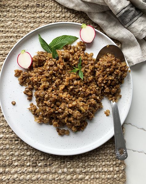 Mujadara Recipe is a wholesome, filling lentils and buckwheat dish that will leave you salivating for more. Originally from South Lebanon. Bulgar Recipes, Lebanese Recipes Authentic, Lebanese Rice Recipe, Kousa Mahshi, Vegan Lebanese, Mujadara Recipe, Lebanese Lentil Soup, Ethnic Food Recipes, Lebanon Food