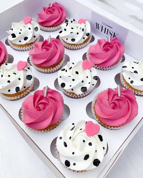 Laura | Carolina Epicurean on Instagram: “How fun are these Dalmation Cupcakes by @whiskandwonderful ?!? Ok, have I just invented animal print cupcakes?! I have seen cakes with…” Pictures Of Cupcakes, Animal Print Cupcakes, Cupcakes Decorating, Chanel Art Print, Polka Dot Cupcakes, Swiss Rolls, Cupcake Pictures, Dream Items, Decorative Cakes