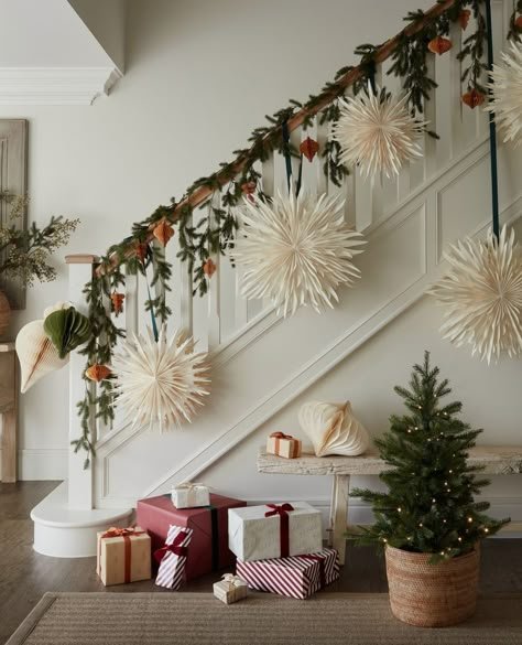 Christmas Stairs Decorations, Christmas Stairs, Christmas Decor Inspiration, Christmas Interiors, Noel Christmas, Merry Little Christmas, Christmas Mood, Modern Christmas, Christmas Love