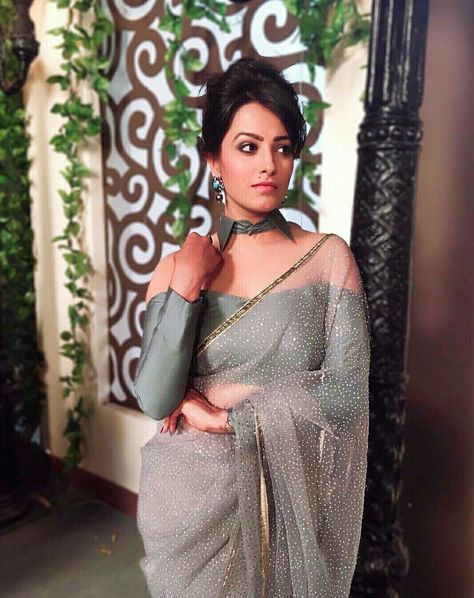 Anita Hassanandani Shagun Blouse Designs, Trendy Blouse Patterns, Anita Hassanandani, Saree Jacket Designs, Saree Jackets, Saree Bollywood, Blouse Back Neck Designs, Unique Blouse Designs, Indian Woman