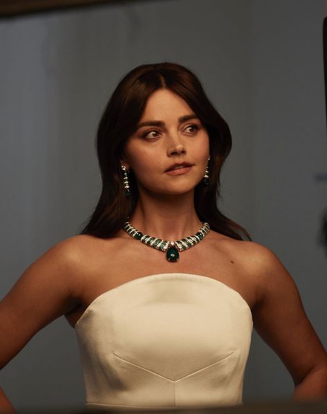 jenna coleman Jenna Coleman Victoria, Jenna Coleman Doctor Who, Jenna Coleman Instagram, Jenna Coleman Style, Deep Winter Palette, Emerald Jewellery, Square Face Hairstyles, Jenna Louise Coleman, Clara Oswald