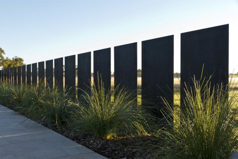 The custom fence panels vary in size on the eastern side of the pool; widths range from 300 to 600 millimeters (approximately 12 and 23.5 inches, respectively). Moderne Have, Contemporary Garden Design, Steel Fence, Boundary Walls, Modern Fence, Metal Fence, Contemporary Garden, Backyard Fences, Corten Steel