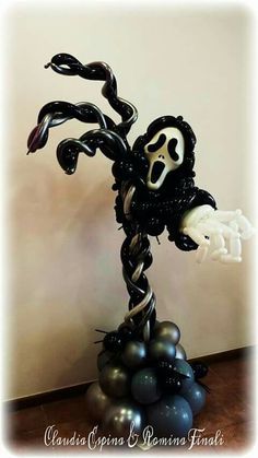 What a gruesome balloon ghost! Great Halloween decoration. Balloon Ghost, Different Halloween Costumes, Halloween Balloons Decorations, Indoor Halloween Decor, Balloon Halloween, Indoor Halloween Decorations, Balloons Ideas, Balloon Tree, Halloween Balloon