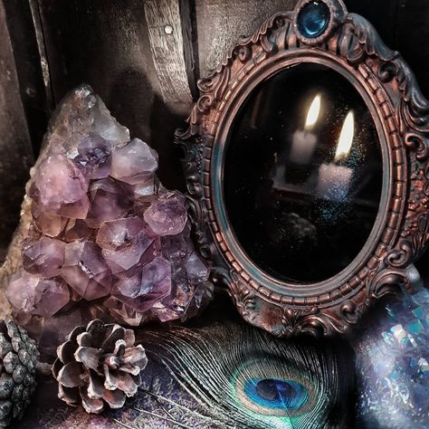 Dark Crystal Aesthetic, Yennefer Aesthetic, Mirror Scrying, Wiccan Tools, Arcane Aesthetic, Fantasy Aesthetics, Mystic Arts, Scrying Mirror, Mirror Aesthetic