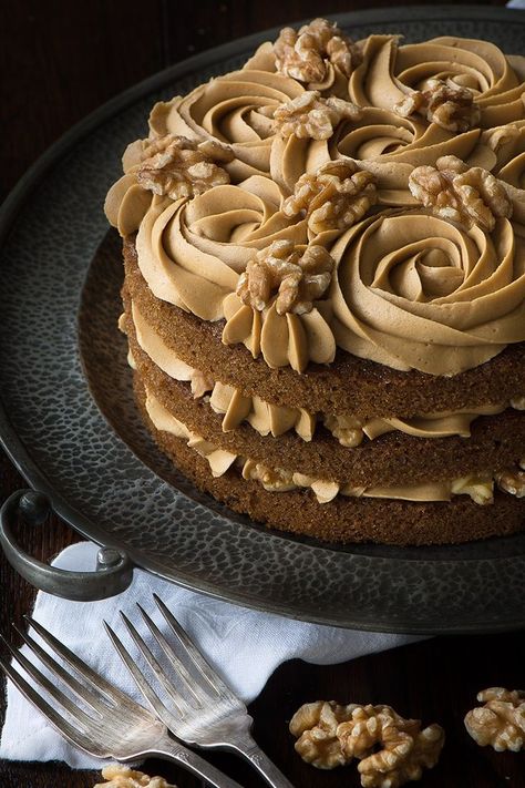 Lively Kitchen, Coffee Cake Decoration, Coffee Walnut Cake, Coffee And Walnut Cake, Coffee Buttercream, Coffee Cupcakes, Walnut Cake, Cupcakes Cake, Delicious Coffee