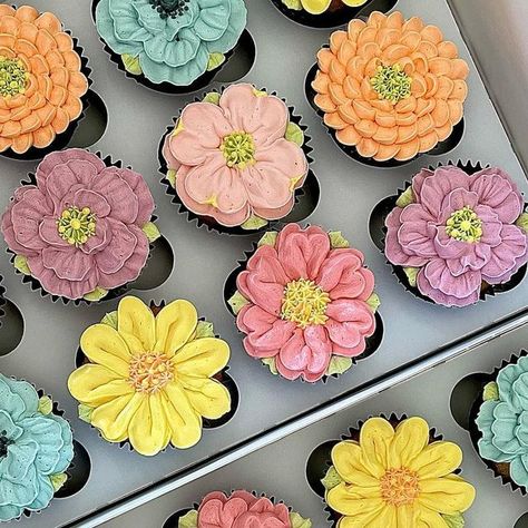 Wedding Cupcakes Colorful, Wild Flower Wedding Cupcakes, Wild Flower Cupcakes, Wildflower Cupcakes, Easter Cupcakes Easy, Cupcake Piping, Swiss Buttercream, Bee Cake, Decorated Cupcakes