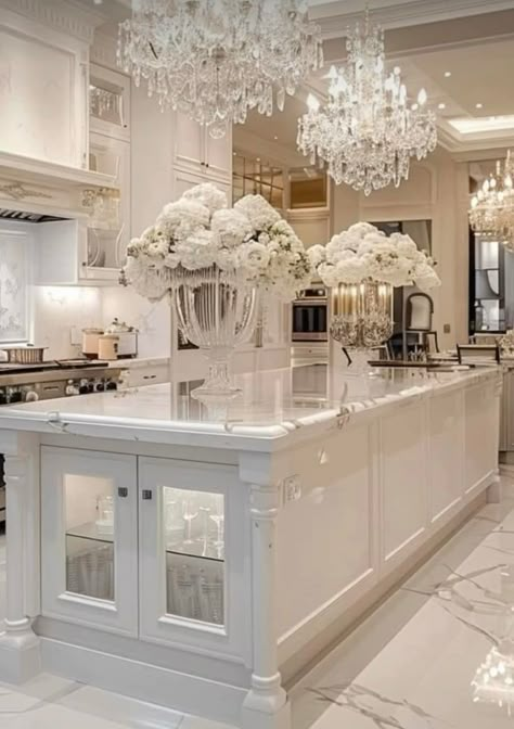 Luxury Kitchen Design 2025, All White House Interior, White Glam Kitchen, Vibey Kitchen, Traditional White Kitchen, Luxury White Kitchen, Classy Kitchen, Elegant Kitchen Design, Luxury House Interior