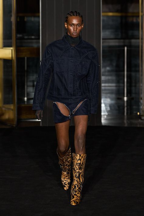 Luar Spring 2025 Ready-to-Wear
https://www.vogue.com/fashion-shows/spring-2025-ready-to-wear/luar/slideshow/collection#21 Nyc Punk, Bibhu Mohapatra, Khaki Trench, Leather Jacket Dress, Khaki Trench Coat, Long Knitted Dress, Spring 2025, Punk Scene, Punk Girl