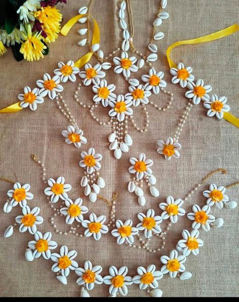 Shell Jewelry For Haldi, Original Flower Jewellery For Haldi, Original Flower Jewellery, Floral Jewellery Bridal, Haldi Wedding, Flower Jewellery For Haldi, Flower Jewellery For Mehndi, Flower Jewelry Designs, Wedding Flower Jewelry