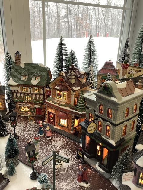 Christmas Village Hacks, Christmas Village Fireplace Display, Traditional Christmas Village, Christmas Town Decorations, Little Christmas Village, Christmas Town Layout, Christmas Mini Village, Village Under Christmas Tree, Christmas Town Display Ideas