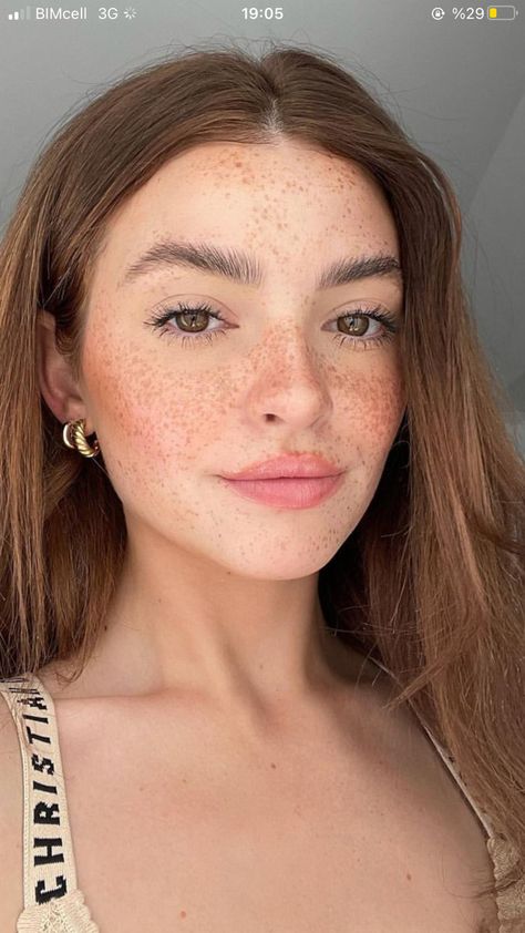 Women With Freckles, Fair Skin Makeup, Freckles Makeup, Beautiful Freckles, Bold Makeup Looks, Freckles Girl, Make Makeup, Glowy Makeup, Hazel Eyes