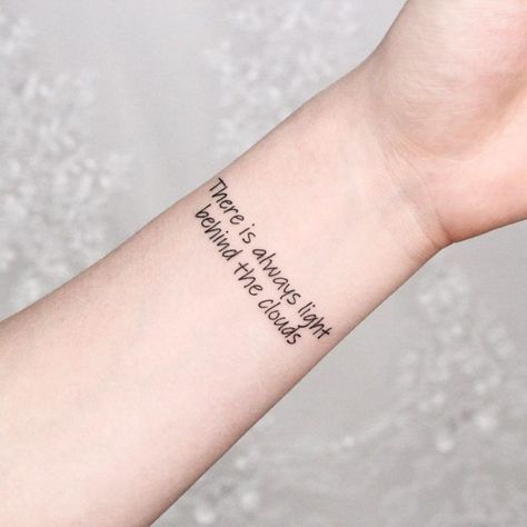 Tatuaggi con scritte le idee più ricche di significato a cui ispirarsi - braccio e polso Tattoo Quotes, Tattoos, Tv