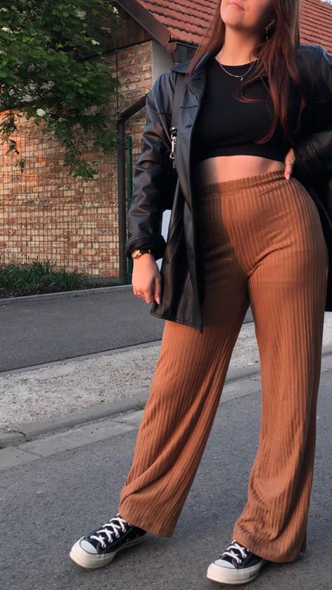 Brown Ribbed Pants Outfit, Ribbed Pants Outfit, Outfits Bogota, Ribbed Pants, Black Converse, Leather Jacket Outfits, Brown Pants, Pants White, Queen Bee