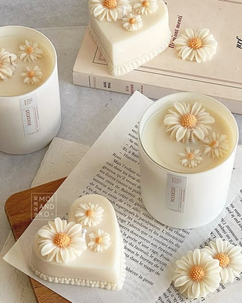 Handmade Candles Diy, Soya Mumu, Homemade Scented Candles, Diy Candles Scented, Candle Crafts Diy, Spring Candles, Candle Making Business, Cute Candles, Aesthetic Candles