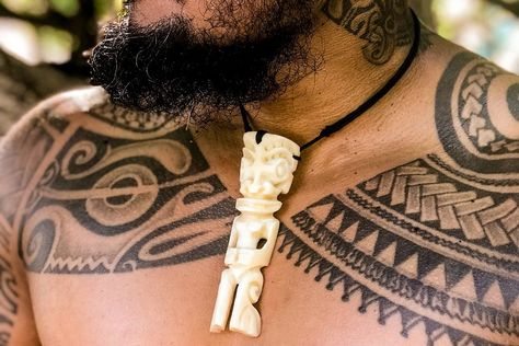 A symbol of pride, Polynesian tattoos are distinguished by their aesthetic ethnicity and personal significance. Oahu Vacation, Tattoo Process, Hawaiian Tattoo, Polynesian Designs, Traditional Tattoo Art, Hawaiian Culture, Polynesian Culture, Vintage Cowgirl, Aesthetic Tattoo