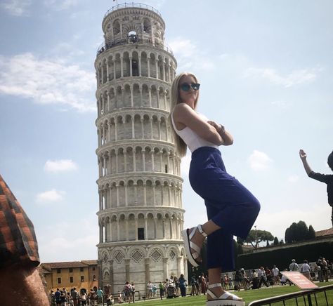 Lean with the tower of Pisa in Italy! Pisa Tower, Travel Picture Ideas, Pisa Italy, Tower Of Pisa, Italy Pictures, Perspective Photography, Italy Holidays, Italy Photography, Friend Poses Photography