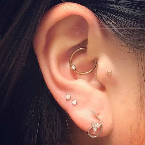 Tiny Lobe Piercing, Ear Piercing Ideas Upper Lobe, Upper Lobe Ear Piercings, Double Upper Lobe Piercing, Double Stacked Ear Piercing, Ear Piercings Upper Lobe, Upper Lobe Piercing Ideas, Piercings Upper Lobe, Stacked Lobe Piercing Ideas