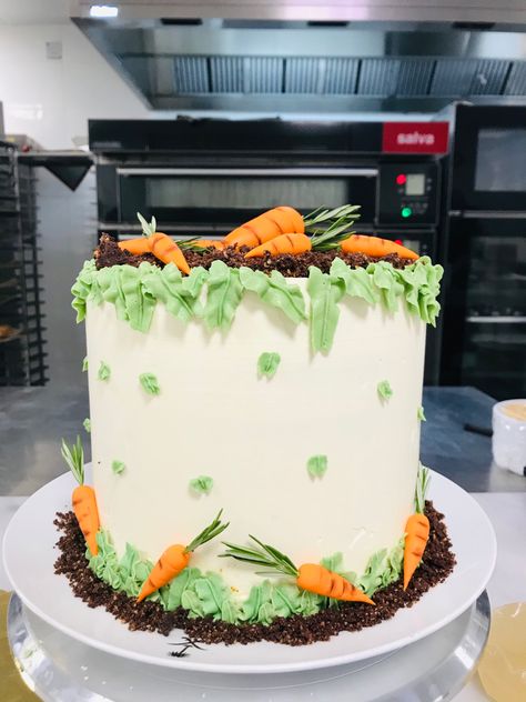 Carrot Design Cake, Carrot Themed Cake, Carrot Shaped Cake, Carrot Themed Party, Decorated Carrot Cake Birthday, Decorated Carrot Cake, Easter Cake Designs, Easter Carrot Cake, Classic Carrot Cake