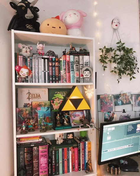 Geek Room Aesthetic, Anime Bookshelf Ideas, Nerdy Bedroom Aesthetic, Nerdy Room Aesthetic, Nerdy Bookshelf, 90s Room Ideas, Nerd Room Aesthetic, Geeky Bedroom, Nerdy Bedroom