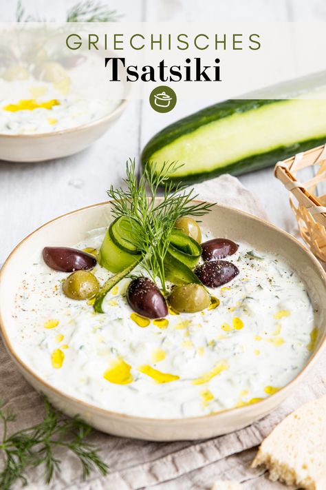 Tsatsiki, Zaziki, Tzatziki - dieser Dip hat wahrlich viele Schreibweisen. Aber egal, wie man ihn nennt: griechisches Tsatsiki ist einfach immer lecker. Cremiger Joghurt, frische Gurken und eine Menge Knoblauch sind die perfekte Kombination für Salate, Fladenbrot, Fleisch oder Gemüse! Dinner Recipes Chicken, Wedding Makeup For Brown Eyes, Dinner Recipes For Family, Food Garnishes, Recipes Chicken, Aioli, Makeup For Brown Eyes, Healthy Dinner Recipes, Family Meals