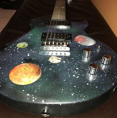 Space Guitar, Star Guitar, Galaxy Painted Dresser, Galaxy Guitar, Acrylic Guitar Painting, Colorful Guitar Painting, Spray Paint Galaxy, Guitar Art Painting, Painted Wooden Chairs