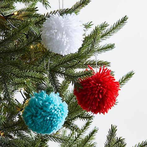 Tree Decorations Christmas, Pom Crafts, Classroom Christmas, Pom Pom Crafts, Easy Christmas Decorations, Christmas Things, Christmas Classroom, Christmas Shop, Decorations Christmas