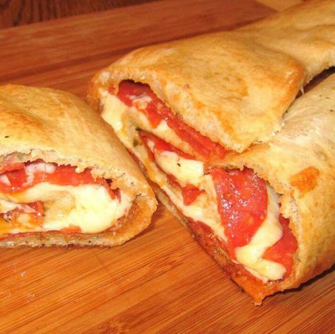 Pepperoni stromboni Stromboli Recipe Pepperoni, Pillsbury Pizza Dough, Pepperoni Stromboli, Garbage Bread, Pillsbury Pizza, Stromboli Recipe, Pillsbury Recipes, Pizza Recipe, Pizza Crust