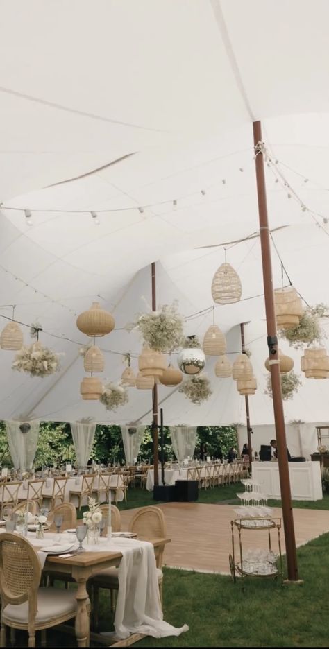 Casual Wedding Set Up, Flower Arch Alternative, Backyard Wedding Alter Diy, Boho Wedding Tent Decor, Outdoor Simple Wedding Decor, Small Marquee Decoration, Tent Wedding Inspiration, Ranch Style Wedding Decor, Backyard Classy Wedding