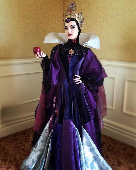 Halloween Villians Female, Disney Evil Queen Costume, Villain Costumes Female, Evil Queen Costume Diy, Female Villain Costumes, Ursula Costume Diy, Evil Queen Cosplay, Steampunk Disney, Villain Fashion