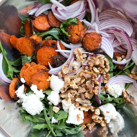 Smashed Carrot Salad - im a foodie Smashed Carrot Salad, Substantial Salads, Crispy Carrots, Fictional Food, Roasted Carrot Salad, Meatless Meal, Tiktok Recipes, Rainbow Salad, Cauliflower Salad