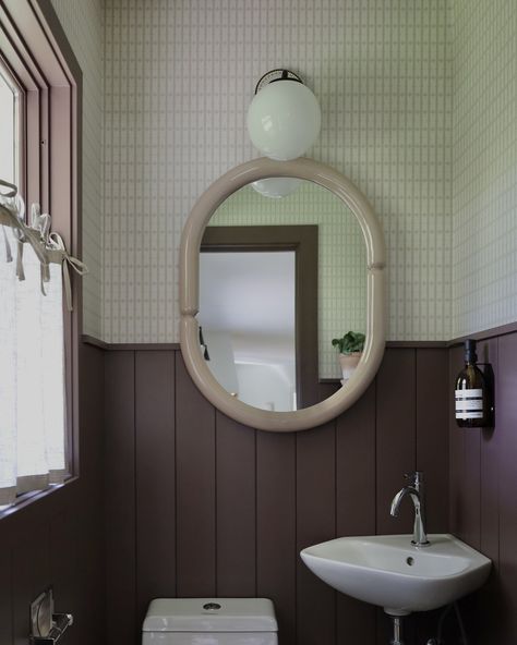 Wallpaper Small Bathroom, Mauve Bathroom, Tiny Powder Room, Next Living Room, Small Powder Room, Small Bathroom Inspiration, Art Interiors, Corner Sink, Store Interiors