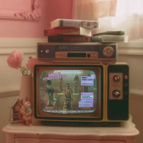 Gidle Allergy Mv, Vintage Album Covers Aesthetic, 2000s Vintage Aesthetic, Allergy Gidle, Gidle Allergy, Kpop Mv Aesthetic, Eccentric Aesthetic, Gidle Aesthetic, Mv Aesthetic