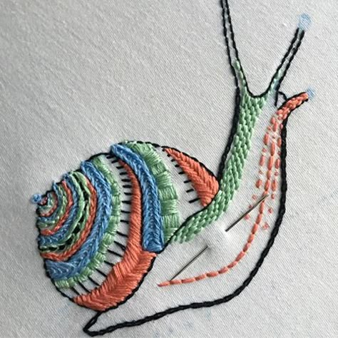 Snail Embroidery Pattern, Hand Embroidery Patterns Free, Keepsake Quilting, Embroidery Stitches Tutorial, Stitch Book, Creative Embroidery, Animal Embroidery, Embroidery Patterns Free, Hand Embroidery Art