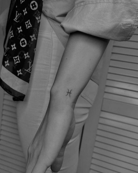 minimalistic tattoo of the pisces sign Minimalist Heart Tattoo, Firework Tattoo, Hanger Tattoo, Harmony Tattoo, Camping Tattoo, Pisces Tattoo Designs, Mario Tattoo, Toe Tattoos, Pisces Tattoo