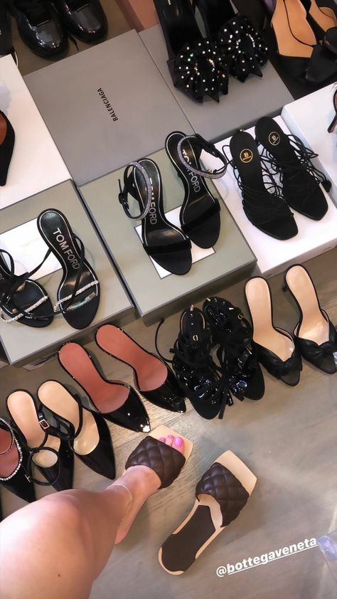 #aesthetic #instagram #shoes Kylie Jenner Heels, Kylie Jenner Shoes, Kylie Jenner Closet, Jenner House, Instagram Shoes, Dr Shoes, Stories Ideas, Cute Heels, Shoe Closet