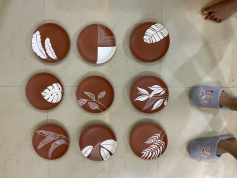 Ceramic Plates Wall Decor, Terracotta Plates, Wall Plate Decor, Luxury Room Design, Paper Plate Art, Terracotta Jewellery Making, Circular Art, Diy Pottery Painting, Clay Plates