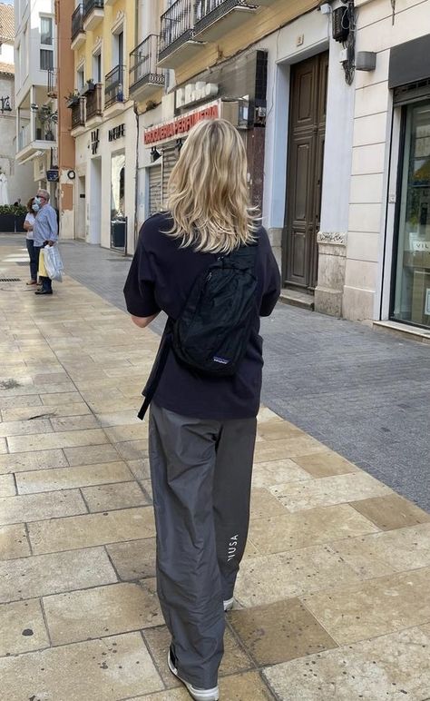 Backpack Aesthetic Outfit, Nana Komatsu Fashion, Backpack Aesthetic, Baggy Clothes, 90s Fashion Outfits, Cute Fall Outfits, Aesthetic Outfit, Sporty Outfits, Cool Street Fashion