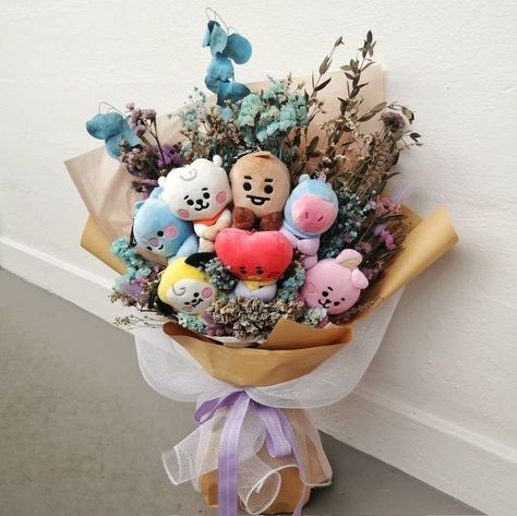 Bt21 Bouquet, Party Present Ideas, Bts Flower Bouquet, Bts Bouquet, Army Crafts, Bts Cake, Bts Birthdays, Graduation Cap Decoration, Cap Decorations