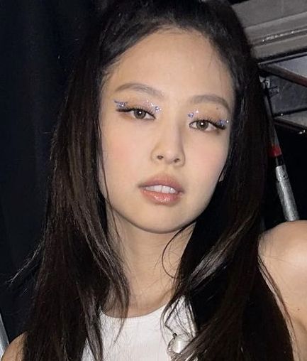 Skz Nails, Jennie Makeup, Jennie Concert, Kpop Makeup, Concert Makeup, Ideal Makeup, Sparkly Makeup, Eye Gems, Ideal Girl